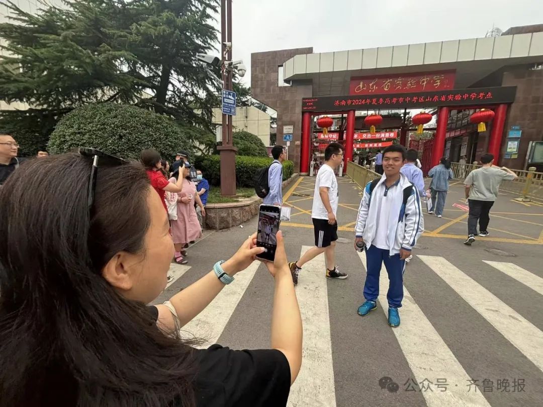 直击2024山东高考现场！有家长带存了六年的粽子来送考