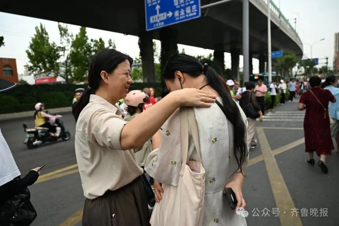 直击2024山东高考现场！有家长带存了六年的粽子来送考