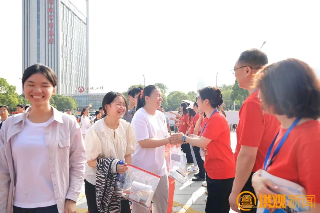 南昌考场门口的这一幕幕！太燃了