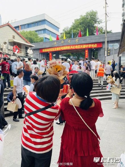 考生家长团来了！直击长沙高考第一现场