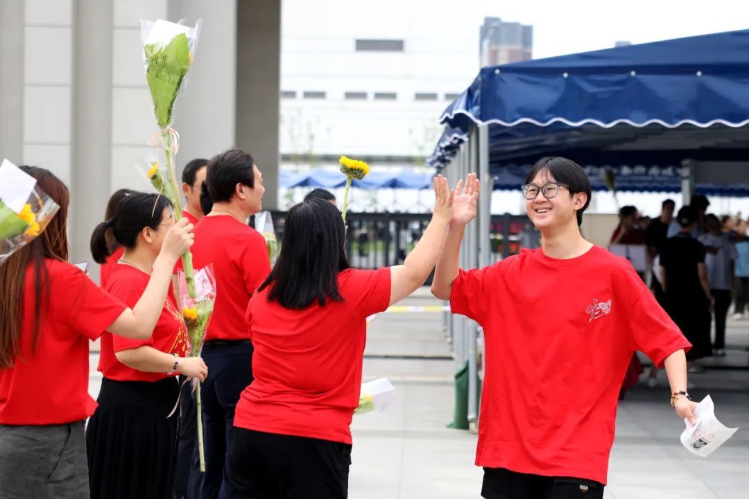 今天高考！郑州考场外刚刚拍下了→