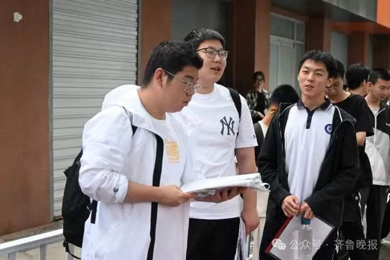 直击2024山东高考现场！有家长带存了六年的粽子来送考