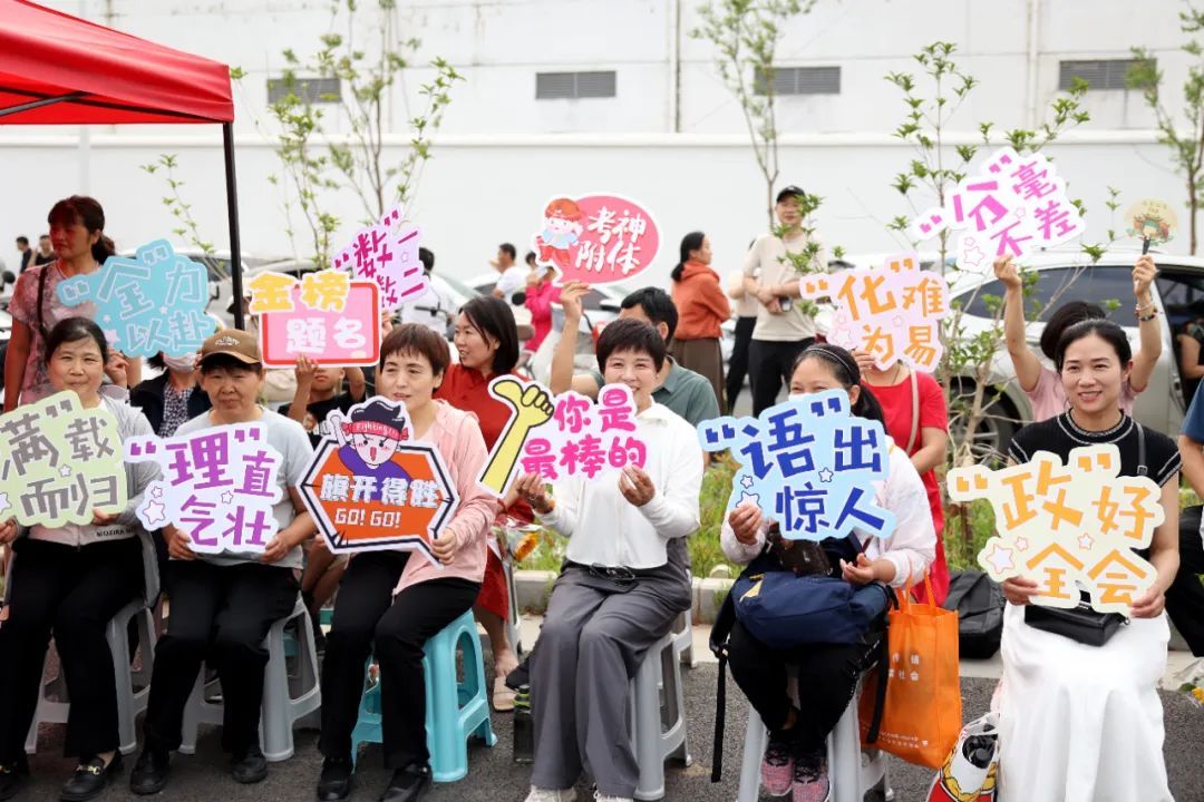 今天高考！郑州考场外刚刚拍下了→