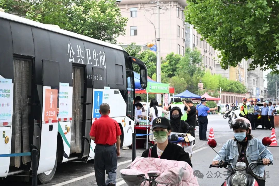 直击2024山东高考现场！有家长带存了六年的粽子来送考