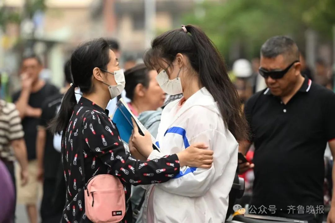 直击2024山东高考现场！有家长带存了六年的粽子来送考