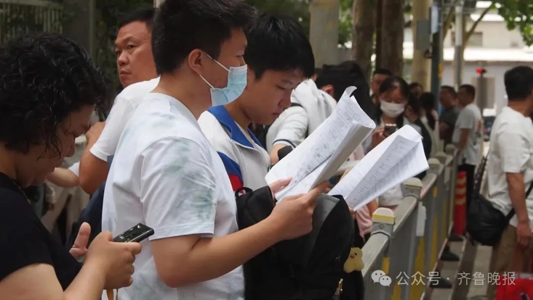 直击2024山东高考现场！有家长带存了六年的粽子来送考