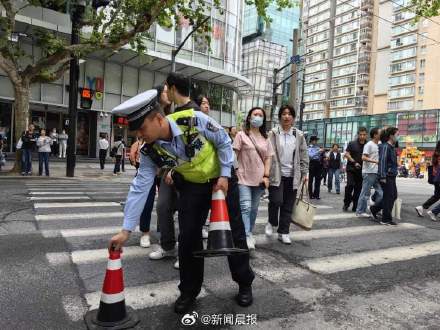 上海高考考生忘带身份证 民警接送一条龙补办 上海高考考生忘带身份证 民警接送一条龙补办