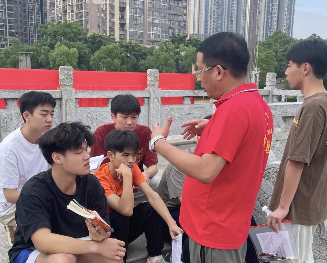 保安手上这两个字,暖得让人想哭! 保安手上这两个字,暖得让人想哭!