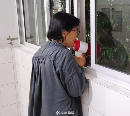 张桂梅高考当天一早拿着小喇叭一遍遍叮嘱