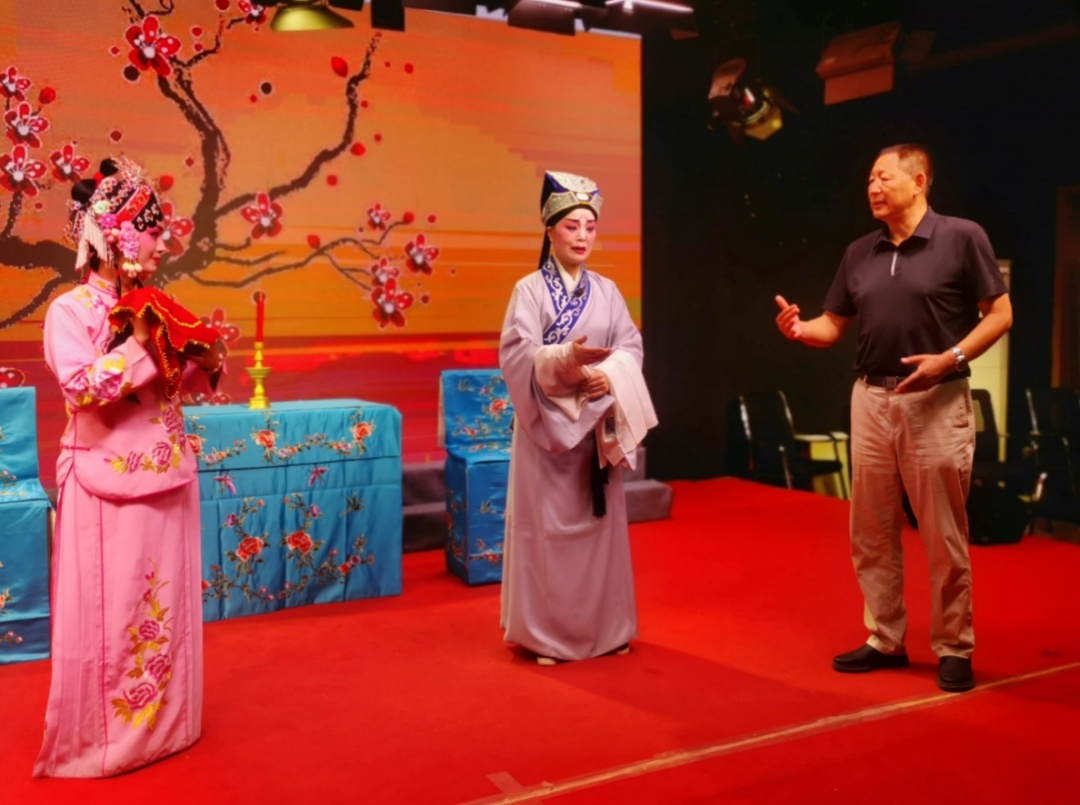 反串43年终于走红!有00后专门飞过来看她演出...... 反串43年终于走红!有00后专门飞过来看她演出......