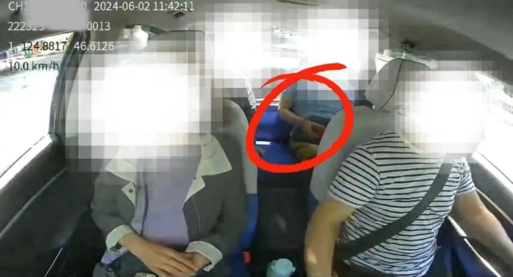 近两千元金耳钉遗落出租车上，监控拍下男子捡走全过程！