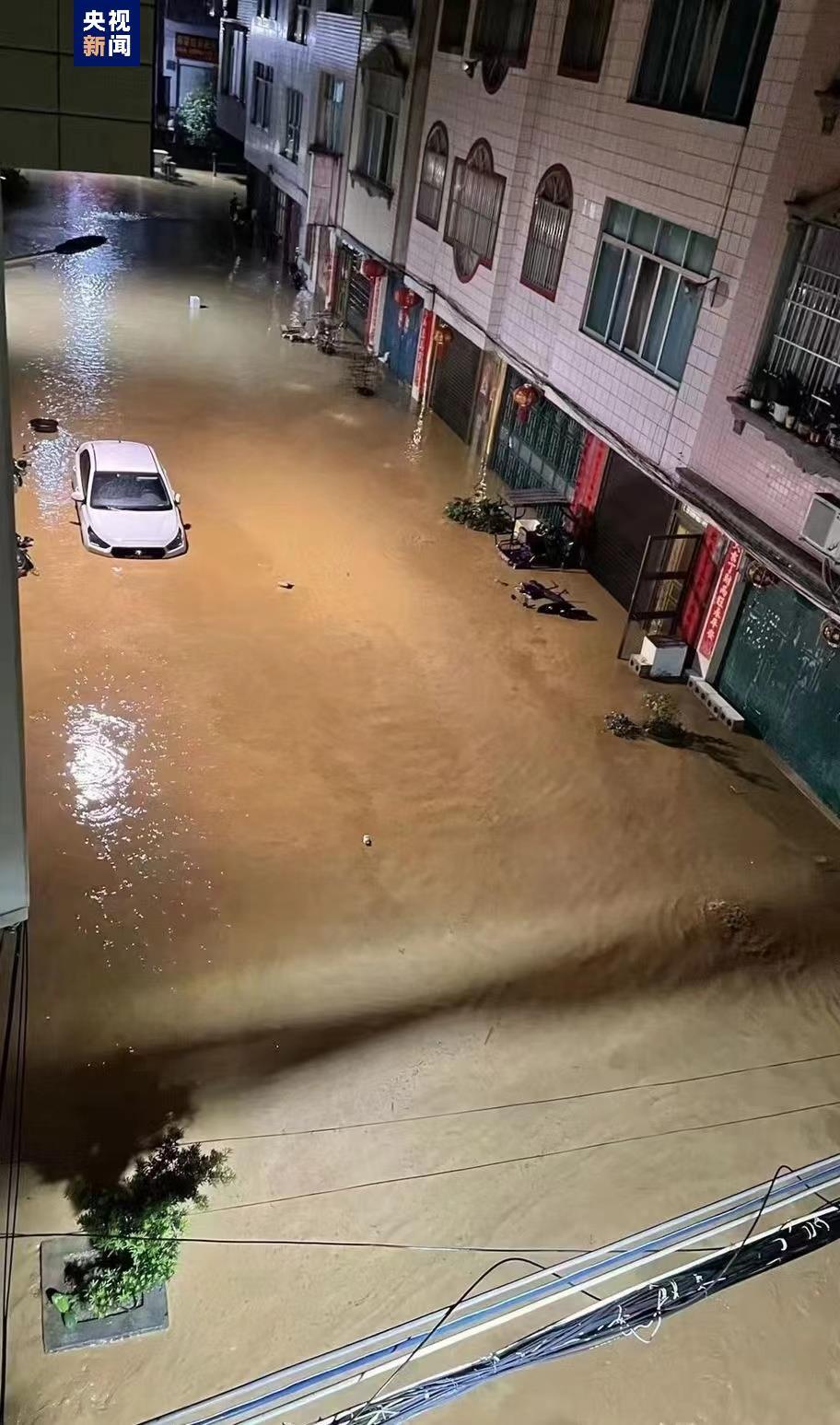 暴雨导致广西百色那坡县城区内涝 多处被淹