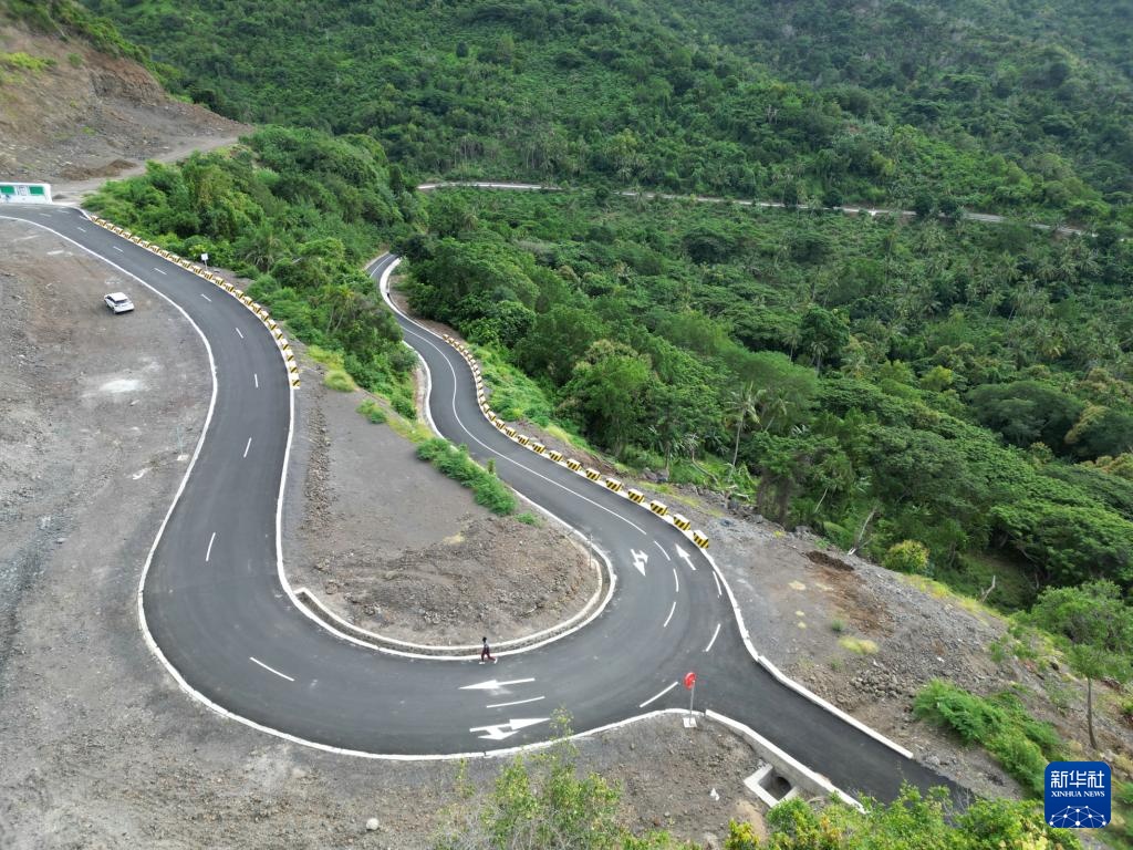 中国援助科摩罗莫埃利岛公路项目正式竣工