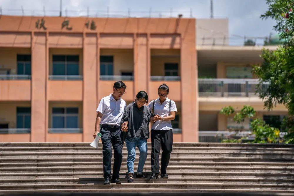 高考第一天结束后，张桂梅这样“宠”她的学生们