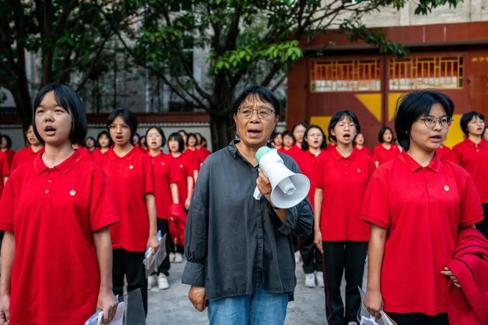 高考第一天结束后，张桂梅这样“宠”她的学生们