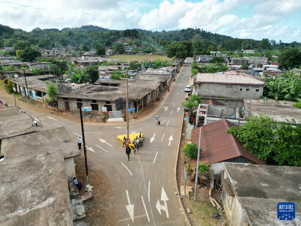 中国援助科摩罗莫埃利岛公路项目正式竣工