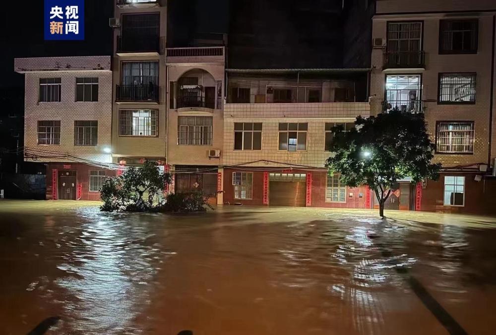 暴雨导致广西百色那坡县城区内涝 多处被淹