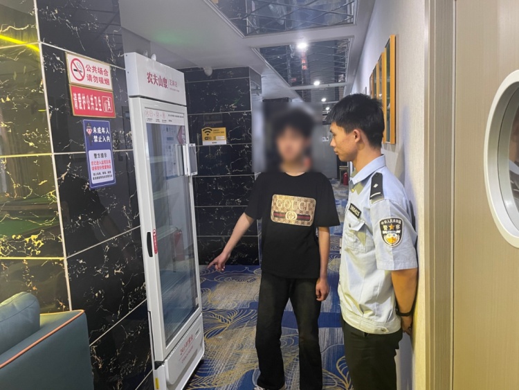 江西三名男子“暴力”取水，凌晨对自动售货机下手……