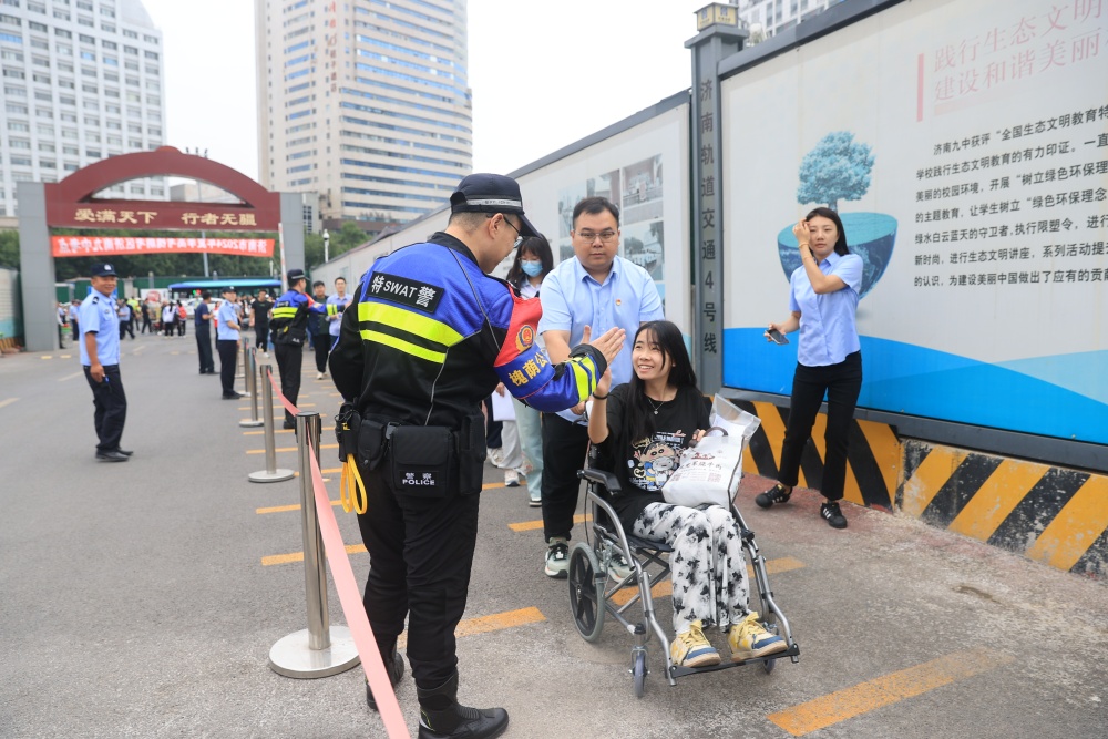 山东济南公安护航高考