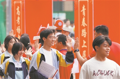全力以赴守护青春梦想—— 2024全国高考首日一线见闻 全力以赴守护青春梦想—— 2024全国高考首日一线见闻