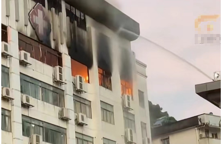 今晨，广西灵山县一医院发生火灾