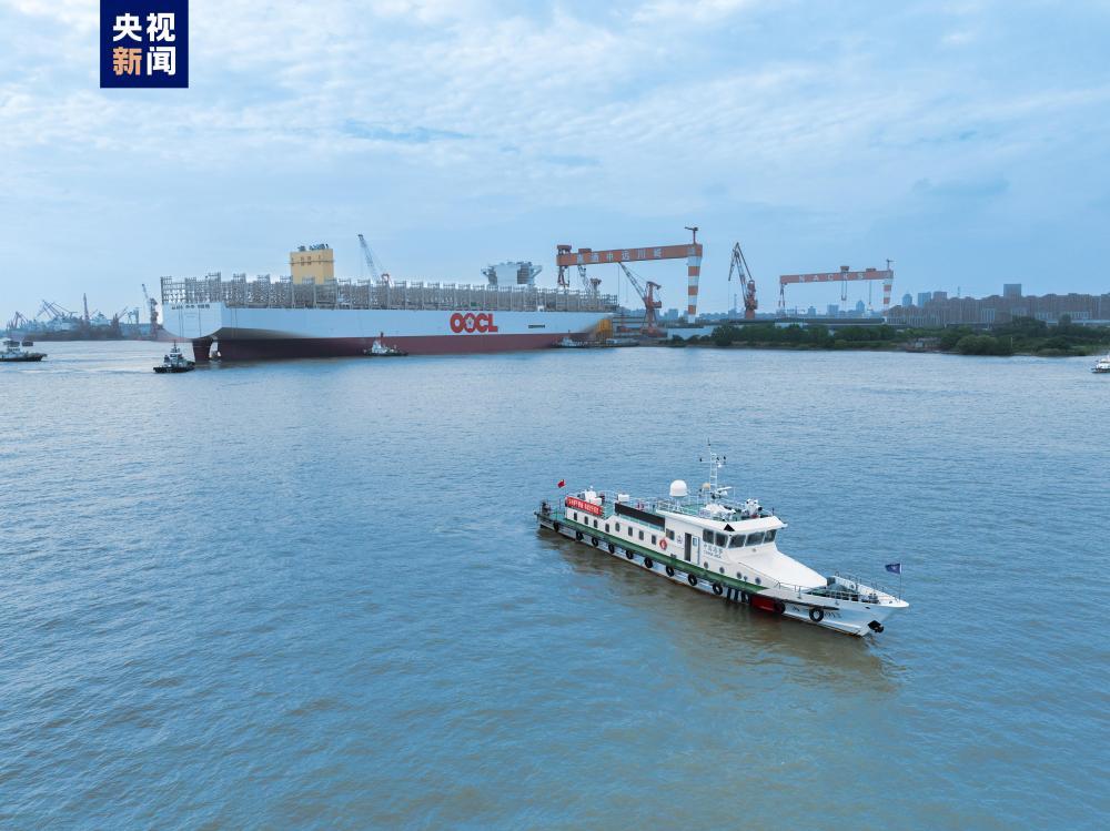 399.99米长!全球最大集装箱船完成出坞 399.99米长!全球最大集装箱船完成出坞