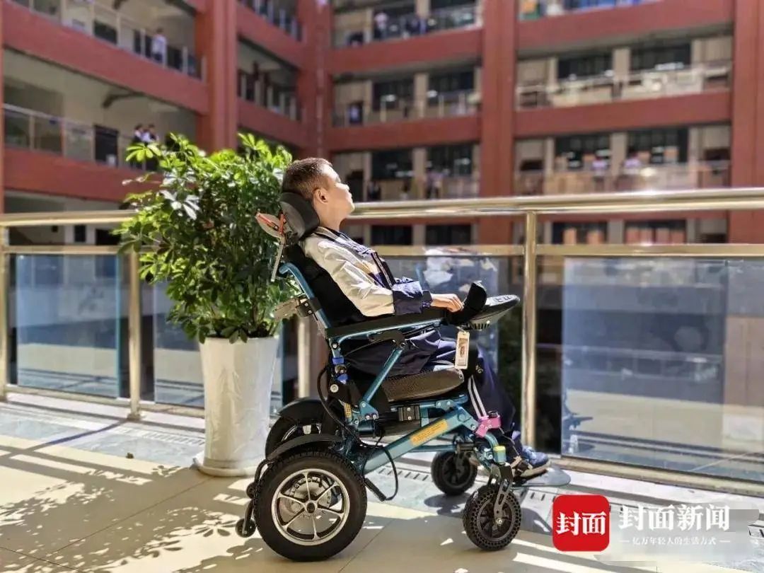 活不过18岁？19岁坚强少年“不信命”！坐轮椅完成“高考梦”