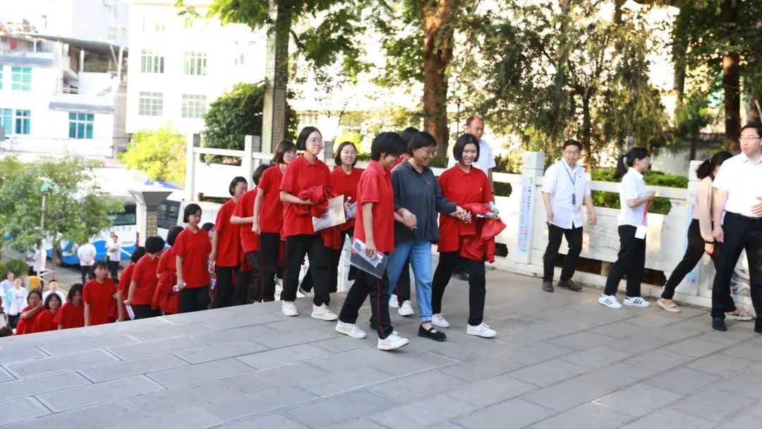 高考第一天结束后，张桂梅这样“宠”她的学生们