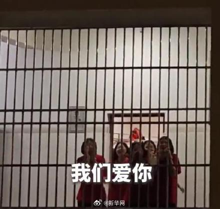 感动！学生对张桂梅高喊我们爱你