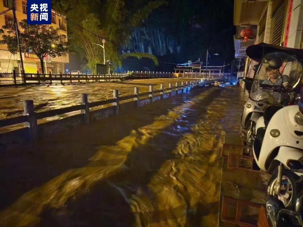 暴雨导致广西百色那坡县城区内涝 多处被淹