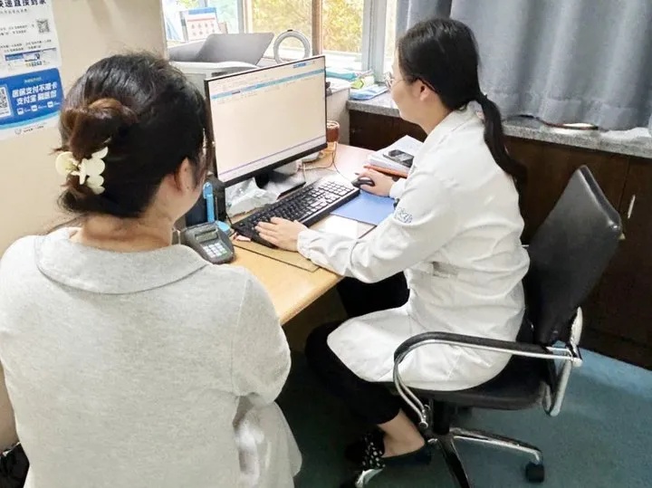 密密麻麻!2人跟风网红减肥法,竟患上这种皮肤病……医生提醒→ 密密麻麻!2人跟风网红减肥法,竟患上这种皮肤病……医生提醒→