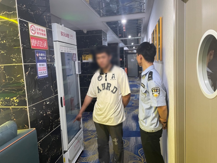 江西三名男子“暴力”取水，凌晨对自动售货机下手……