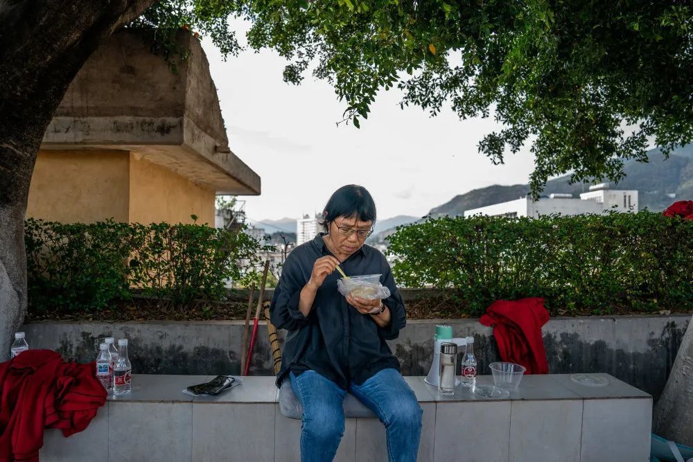 高考第一天结束后，张桂梅这样“宠”她的学生们
