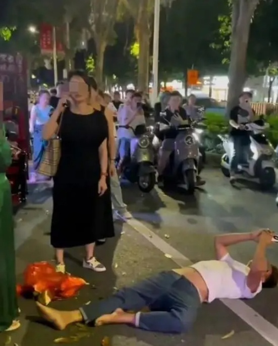 8斤称出18斤，摊贩倒地碰瓷！官方连发通报：没收！罚款！“鬼秤”难禁难在哪？
