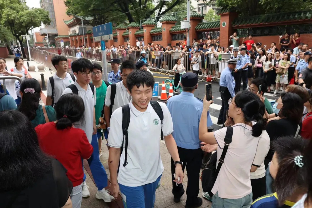 热搜爆了！高考“神秘男主”李华又双叒叕返场了