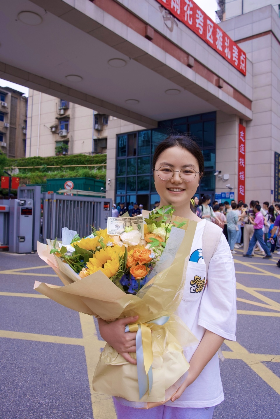 长沙女生结束高考笑靥如花：考得怎么样不重要，希望成为自己想成为的那个大人