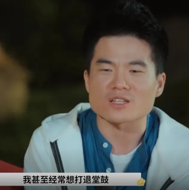 董宇辉自曝：非常痛苦，每天要吃好多片安眠药