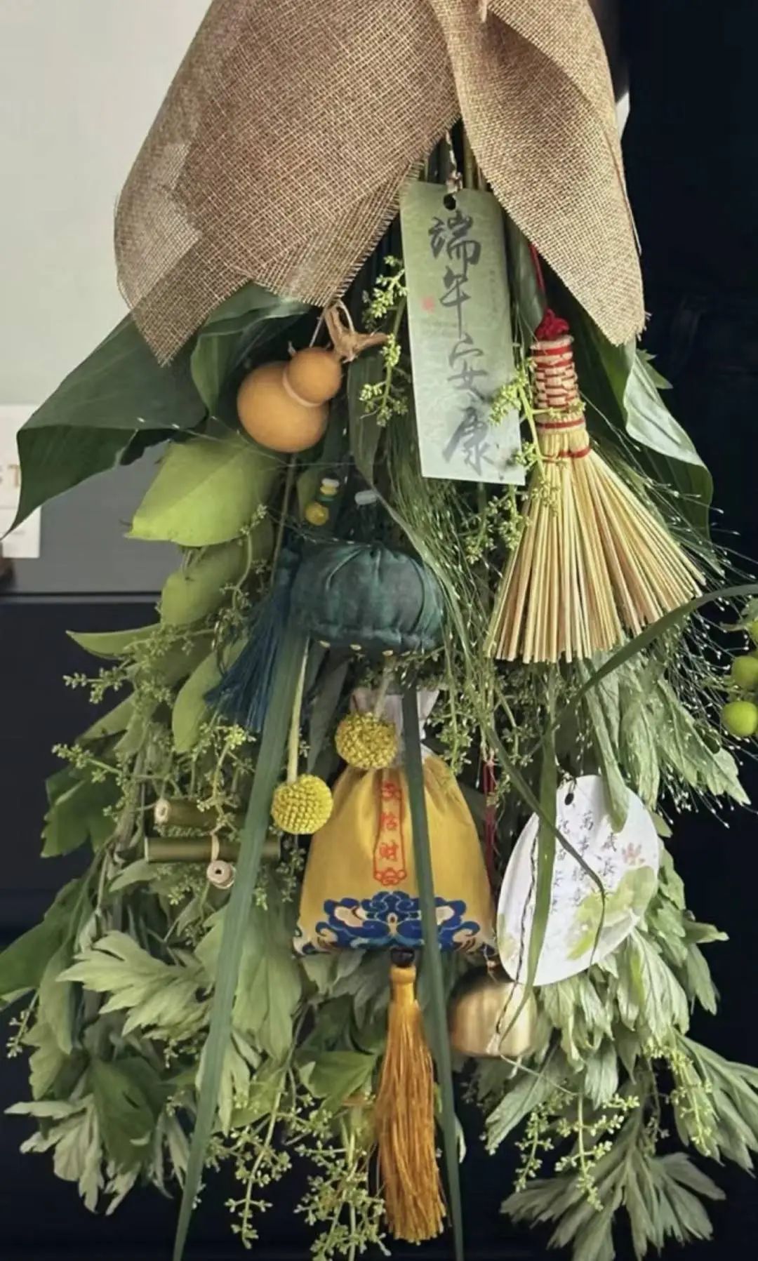 新式艾草花束火了,最高卖到400元?记者探访→ 新式艾草花束火了,最高卖到400元?记者探访→