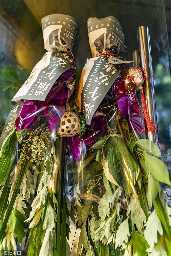 新式艾草花束火了,最高卖到400元?记者探访→ 新式艾草花束火了,最高卖到400元?记者探访→