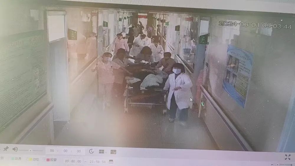 惊险!男子突然心脏骤停倒地,幸好有他们…… 惊险!男子突然心脏骤停倒地,幸好有他们……