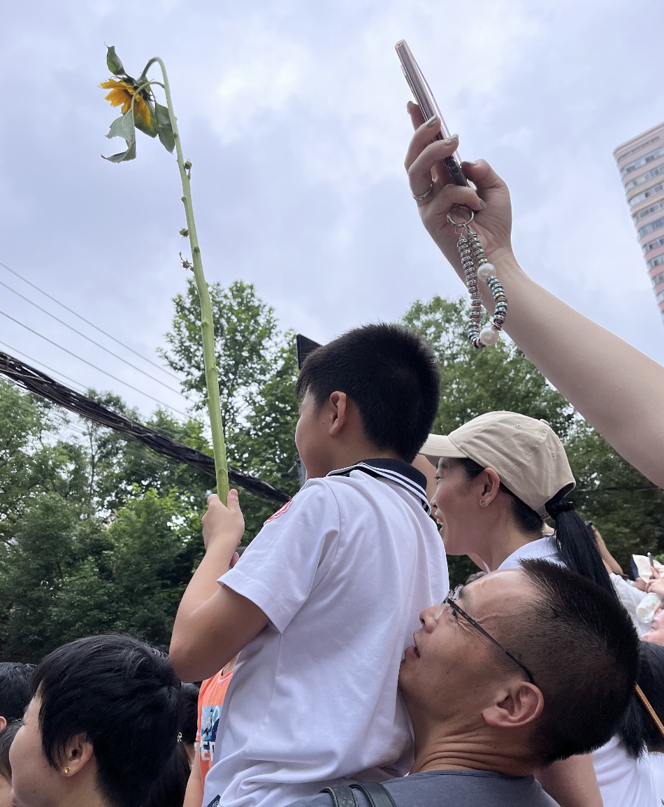 长沙陪考妈妈说起女儿高中三年哭了:这只是人生路上其中一个考验 长沙陪考妈妈说起女儿高中三年哭了:这只是人生路上其中一个考验