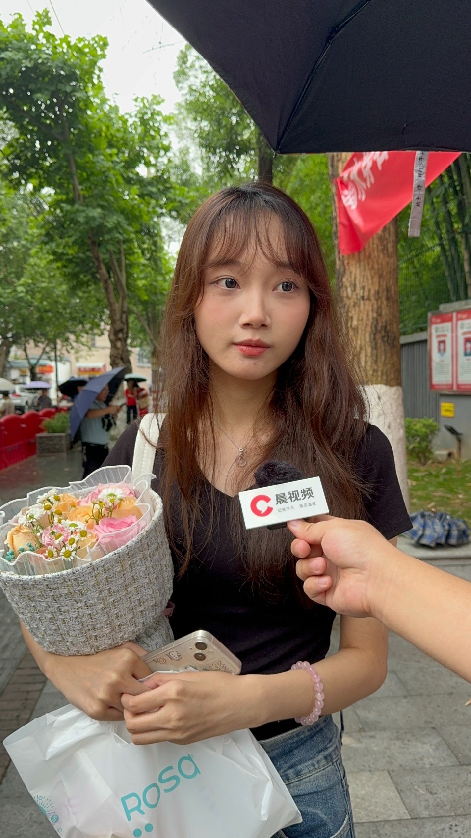 考生中午考完，下午来考点为闺蜜送祝福：友情长久秘诀是给对方提供情绪价值