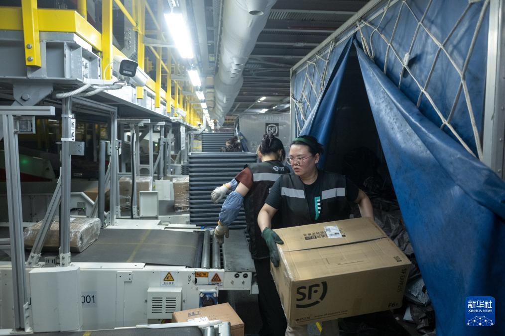 我国首个专业货运枢纽机场国际货邮吞吐量突破10万吨 我国首个专业货运枢纽机场国际货邮吞吐量突破10万吨