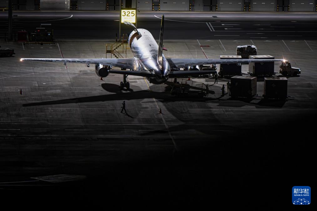 我国首个专业货运枢纽机场国际货邮吞吐量突破10万吨 我国首个专业货运枢纽机场国际货邮吞吐量突破10万吨