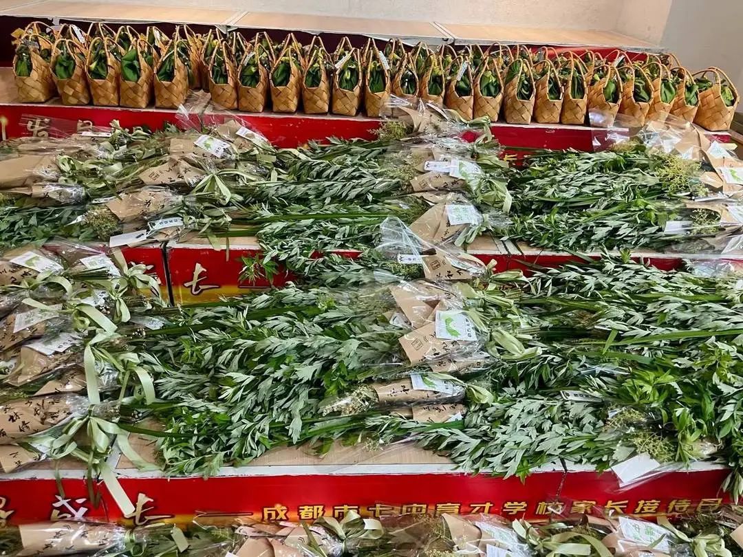新式艾草花束火了,最高卖到400元?记者探访→ 新式艾草花束火了,最高卖到400元?记者探访→