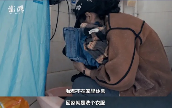 53岁阿姨在上海开网约车，一天24小时都在车上！背后原因...