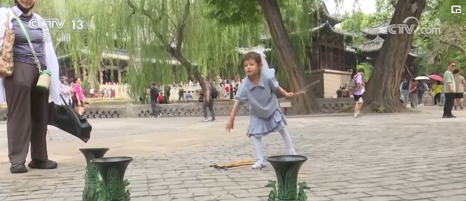 传统文化“活”起来释放新魅力 火热“端午经济”折射中国经济蓬勃活力 传统文化“活”起来释放新魅力 火热“端午经济”折射中国经济蓬勃活力