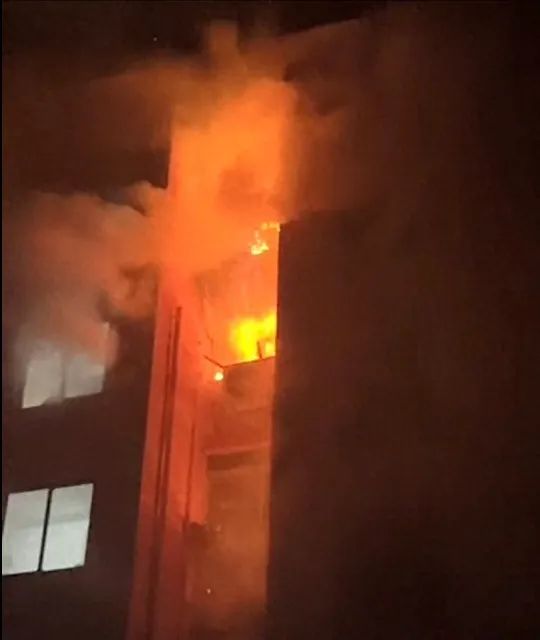 一小区9楼失火,男子逃生时不慎坠楼! 一小区9楼失火,男子逃生时不慎坠楼!