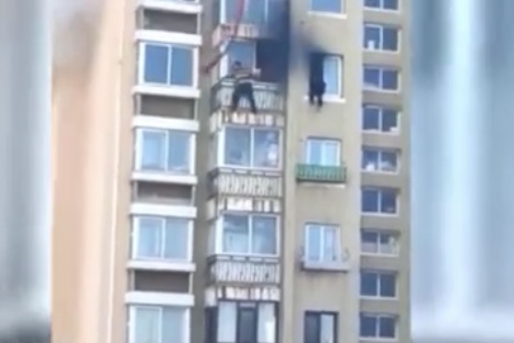 一小区9楼失火,男子逃生时不慎坠楼! 一小区9楼失火,男子逃生时不慎坠楼!