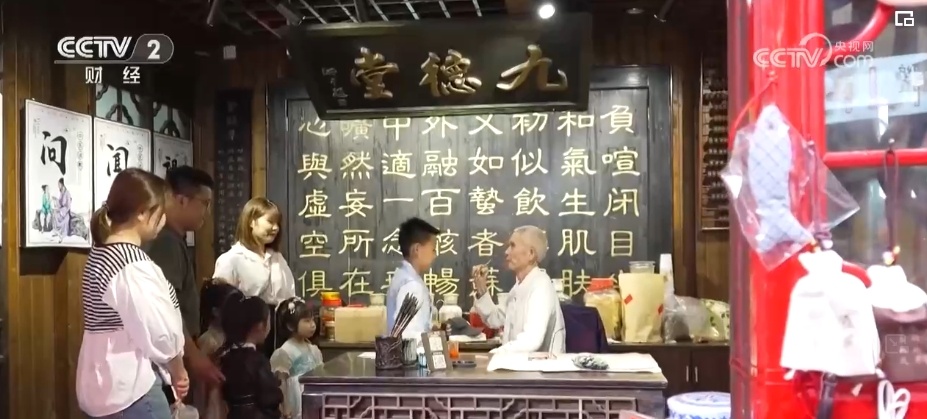 传统文化“活”起来释放新魅力 火热“端午经济”折射中国经济蓬勃活力 传统文化“活”起来释放新魅力 火热“端午经济”折射中国经济蓬勃活力